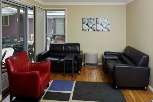 a living room with two chairs and a couch at Ingenia Holidays Hunter Valley in Cessnock