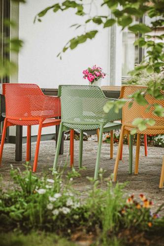 a group of colorful chairs sitting around a table at Villa Baldursheim in Zinnowitz