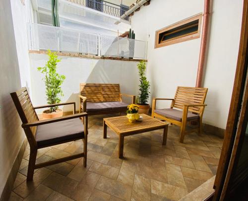 een balkon met 2 stoelen en een tafel en 2 stoelen bij B&B Il Vicolo in Caprarola