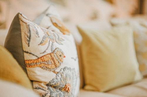 a pillow with an owl on it sitting on a couch at Villa Baldursheim in Zinnowitz