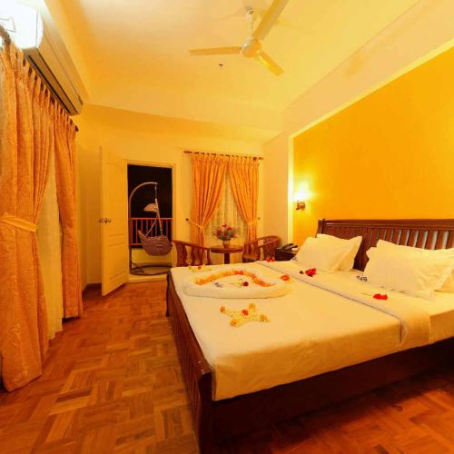 a bedroom with a large bed in a room at MGS Residency in Kallar Vattiyar
