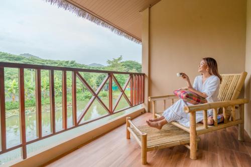 Balkoni atau teres di Recall Isaan Isan Concept at Khaoyai SHA Extra Plus