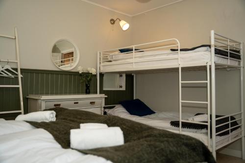 Våningssäng eller våningssängar i ett rum på Svabesholms Kungsgårds B&B och Pensionat Stenshuvud