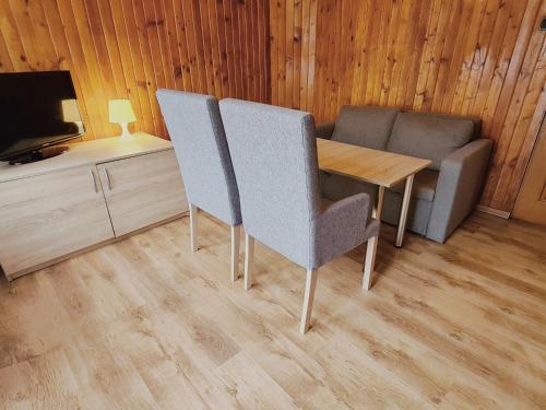 a dining room with a table and two chairs at Halny Natura Tour in Karpacz
