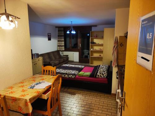 ein kleines Wohnzimmer mit einem Sofa und einem Tisch in der Unterkunft Gemmi apartment Inden Leukerbad in Inden