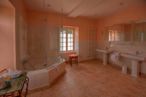 Ванная комната в Le Château d'Hauterives