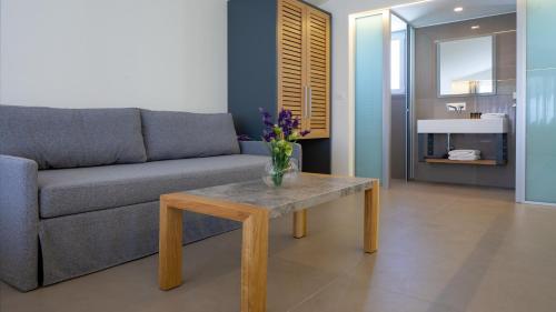 Uma área de estar em Forum Suites