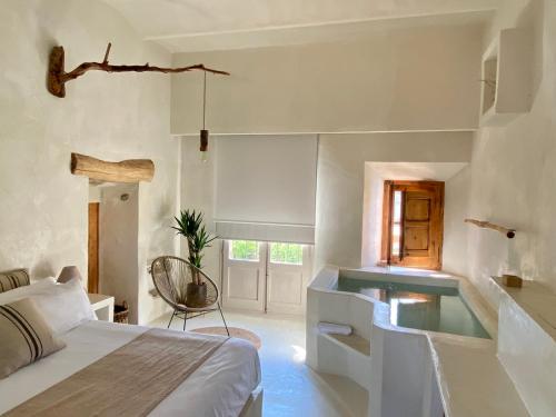 een slaapkamer met een bed en een bad. bij Can Massana in Pau