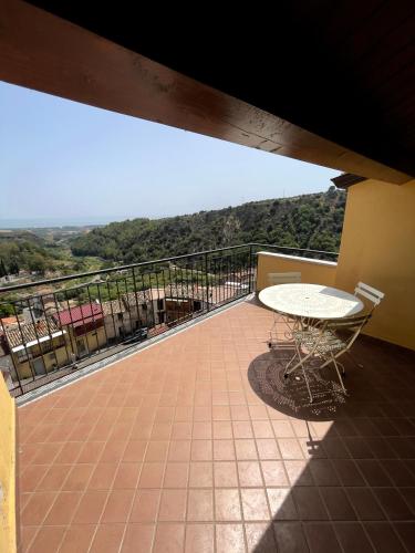 a table and chairs on a balcony with a view at Casa del Borgo in Isca sullo Ionio