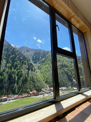 Vista generica sulle montagne o vista sulle montagne dall'interno dell'hotel