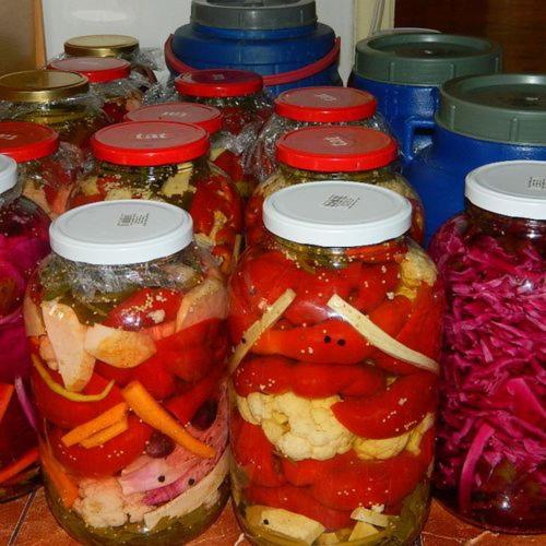 Makanan di atau berdekatan rumah tamu ini
