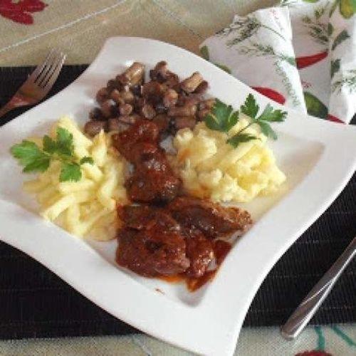 Makanan di atau berdekatan rumah tamu ini