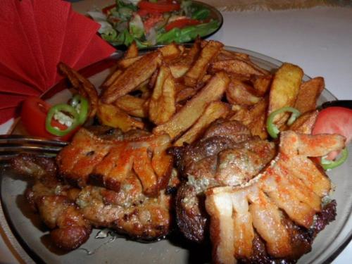 Makanan di atau berdekatan rumah tamu ini