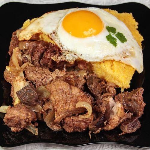 Makanan di atau berdekatan rumah tamu ini