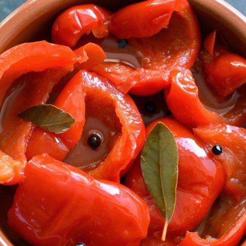 Makanan di atau berdekatan rumah tamu ini