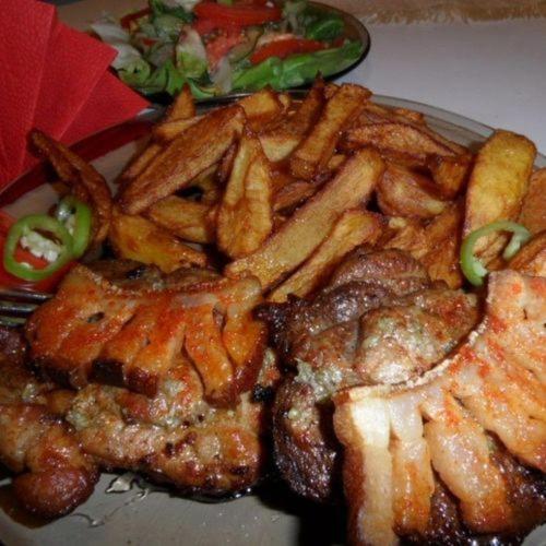 Makanan di atau berdekatan rumah tamu ini