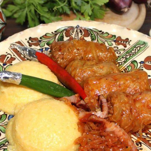Makanan di atau berdekatan rumah tamu ini