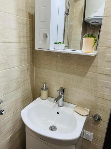 a bathroom with a sink and a mirror at Къща за гости Станеви in Ribarica