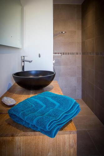 La salle de bains est pourvue d'un lavabo noir sur un comptoir en bois. dans l'établissement À mont nos hôtes 2, à Mollans-sur-Ouvèze