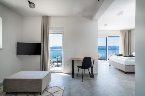 Μια τηλεόραση ή/και κέντρο ψυχαγωγίας στο Seaview Villa Marila with a private pool with hydromassage, 3 en suite bedrooms, 1km from beach