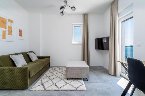 Μια τηλεόραση ή/και κέντρο ψυχαγωγίας στο Seaview Villa Marila with a private pool with hydromassage, 3 en suite bedrooms, 1km from beach