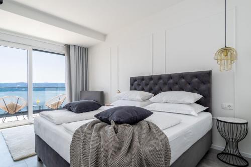Ένα ή περισσότερα κρεβάτια σε δωμάτιο στο Seaview Villa Marila with a private pool with hydromassage, 3 en suite bedrooms, 1km from beach