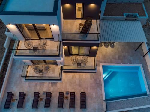 Πισίνα στο ή κοντά στο Seaview Villa Marila with a private pool with hydromassage, 3 en suite bedrooms, 1km from beach