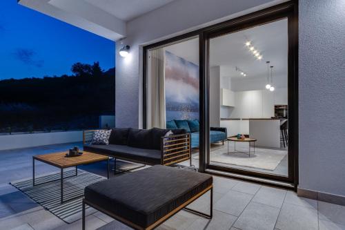 Χώρος καθιστικού στο Seaview Villa Marila with a private pool with hydromassage, 3 en suite bedrooms, 1km from beach