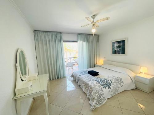 プラヤ・デ・ラス・アメリカスにあるNON Two bedroom apartment in complex Paraiso Royal, LA28のベッドルーム1室(ベッド1台、ドレッサー、鏡付)