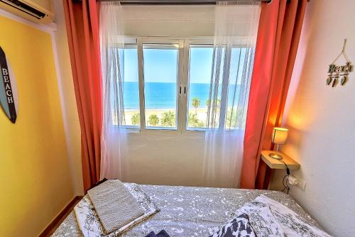 سرير أو أسرّة في غرفة في Ocean Sunset Beachfront House with Terraces
