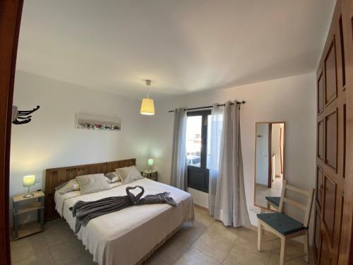 Un dormitorio con una cama grande y una ventana. en Varadero Nauplius, en Playa Blanca