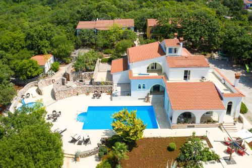 uma vista aérea de uma casa com piscina em Lotus Resort em Brzac