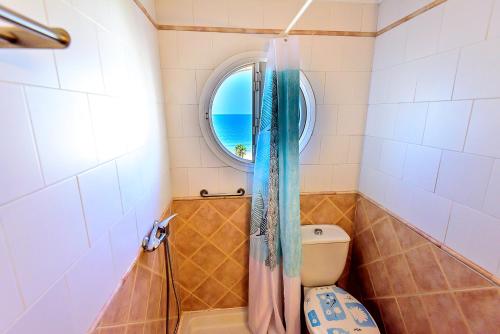 Ванна кімната в Ocean Sunset Beachfront House with Terraces