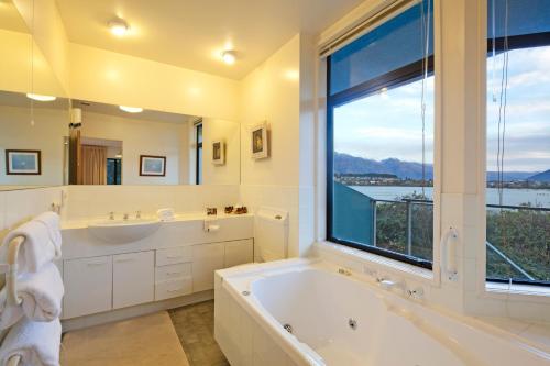 Gallery image of Apartments at Spinnaker Bay in Queenstown