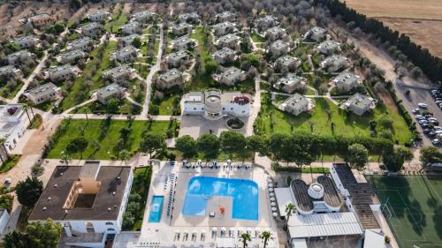uma vista aérea de um resort com uma piscina em Dolmen Sport Resort em Minervino di Lecce