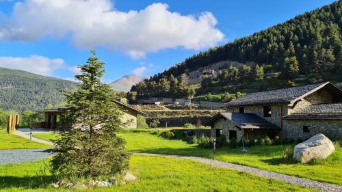  Les Pardines 1819 Mountain suites & SPA -  Room  picture :   Shower    Bath    Safety deposit box                           
