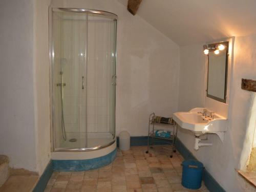 ein Bad mit einer Dusche und einem Waschbecken in der Unterkunft Gîte Arpheuilles, 4 pièces, 6 personnes - FR-1-381-483 in Arpheuilles