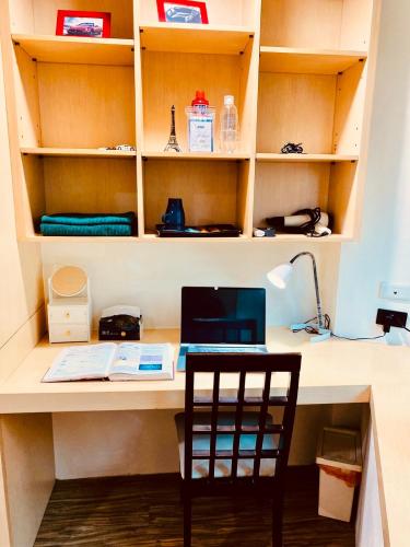 an office with a desk with a laptop and a chair at Cama in Chih-nan-shan-chuang