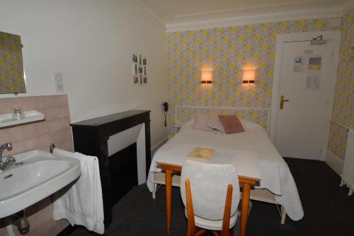 Кровать или кровати в номере Port Royal Hotel
