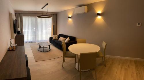- un salon avec une table et un canapé dans l'établissement Hotel Princess, à Ostende