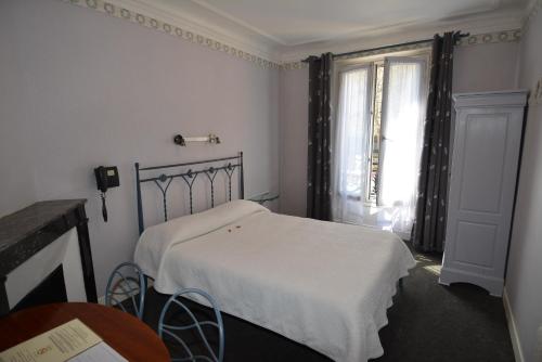 Кровать или кровати в номере Port Royal Hotel