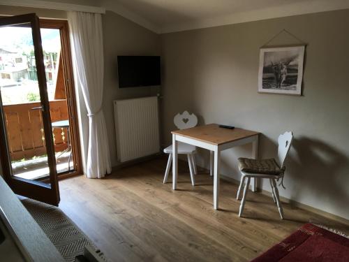 TV a/nebo společenská místnost v ubytování Appartement Kitzsteinhorn