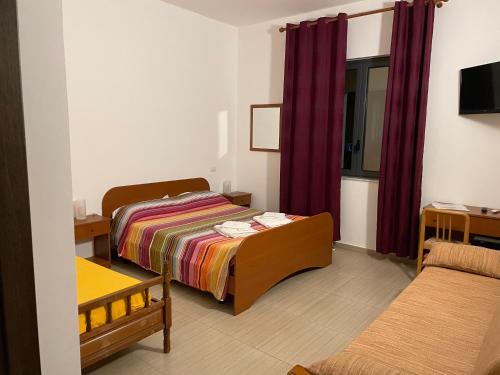 Cette petite chambre comprend un lit et une fenêtre. dans l'établissement B&B Cuciti, à Milazzo