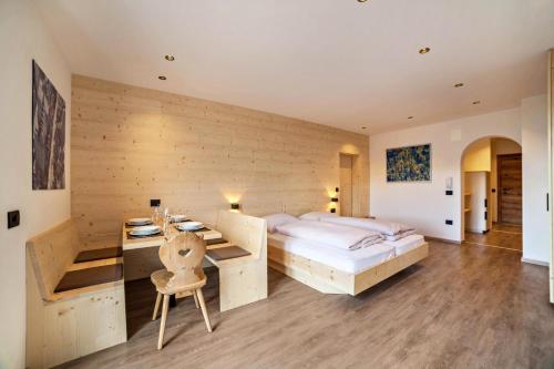 - une chambre avec un lit et un bureau dans l'établissement Apartment Sofia Klein, à Lagundo