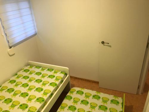 Ένα ή περισσότερα κρεβάτια σε δωμάτιο στο Central modern 3bdr, A/C, wifi & Parking