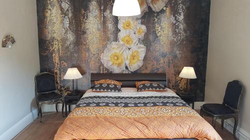 - une chambre avec un grand lit et 2 chaises dans l'établissement Le Balcon sur la Meuse, à Revin