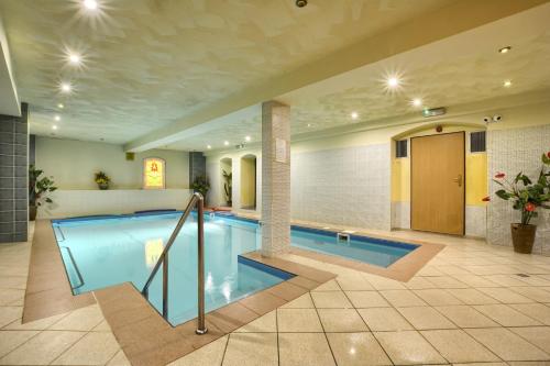 uma piscina num quarto de hotel com piscina em Hotel Kryształ em Świeradów-Zdrój