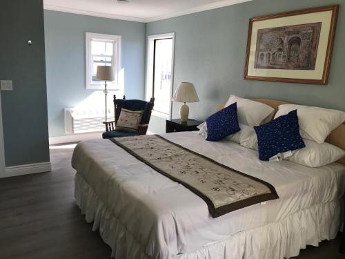 a bedroom with a large bed with blue walls at 777 Motor Inn in Huntington Beach