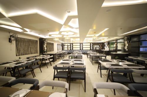Restoran atau tempat lain untuk makan di Hotel Grand Kaushalya