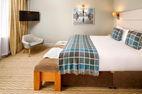 Una cama o camas en una habitación de Mercure Hull Grange Park Hotel